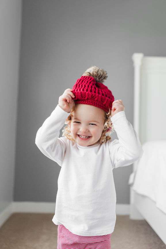 Kleines Mädchen mit roter Mütze.