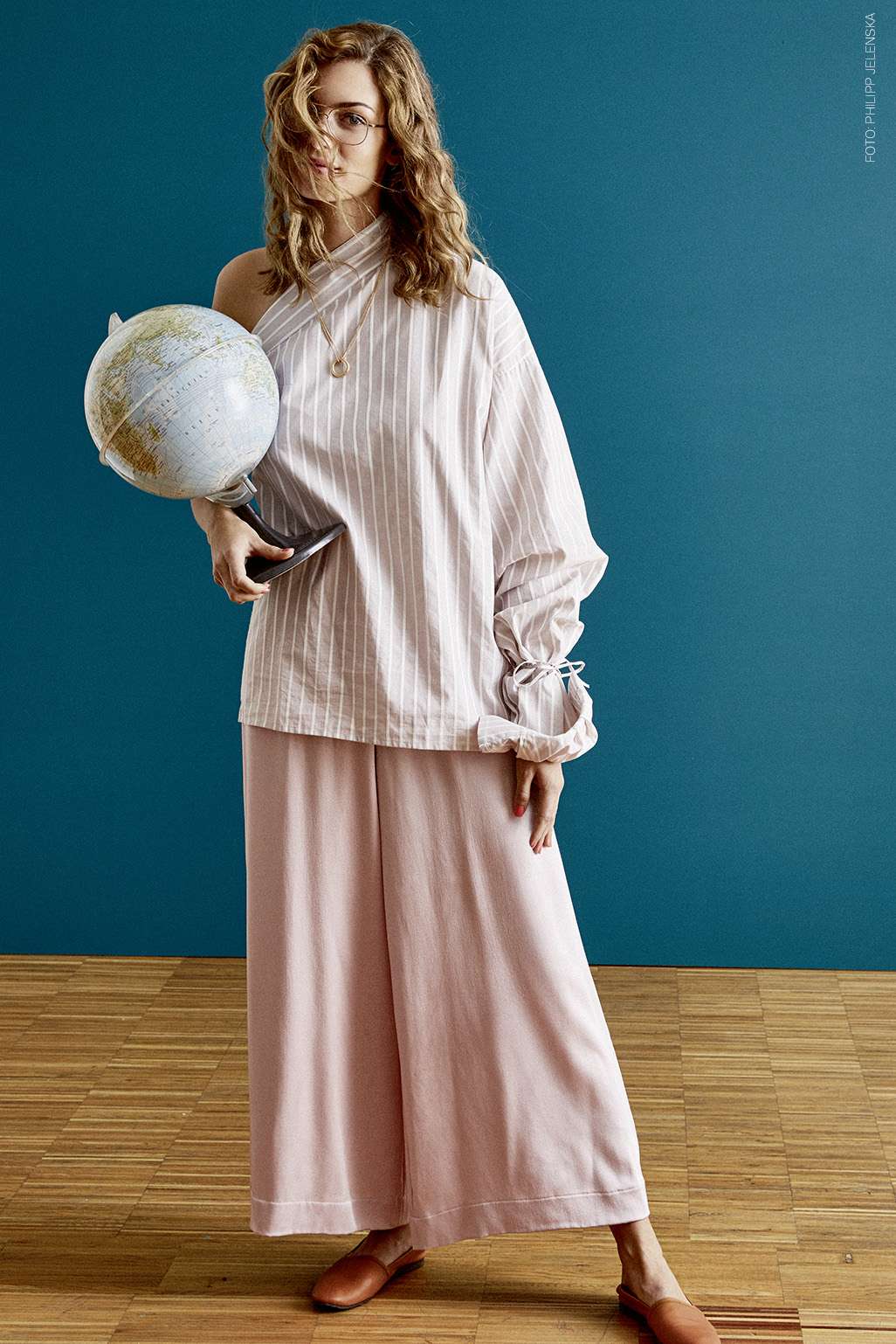 Model in asymmetrischer Bluse von Modedesignerin Jana Wieland
