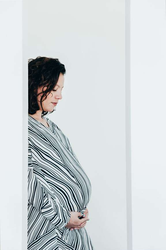 Dehnungsstreifen vorbeugen: Wir haben Tipps, mit denen Sie ohne lästige weiße Striche auf der Haut durch die Schwangerschaft kommen.
