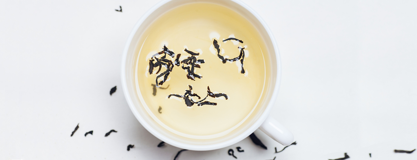 Weißer Tee mit Teekrümeln, die den Stoffwechsel anregen