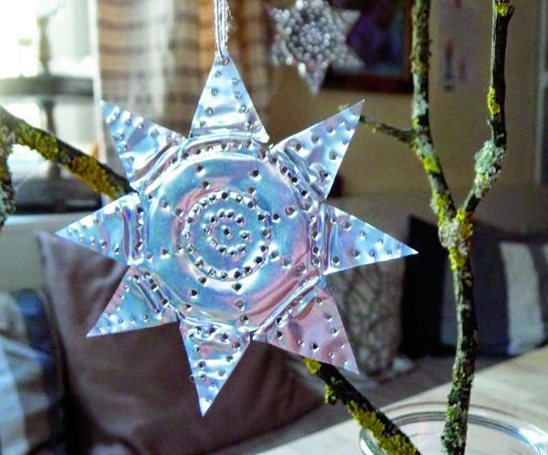 Ein Stern aus umgebogenen Teelichtern.