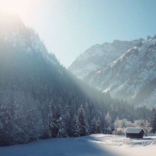 Verschneite Winterlandschaft mit kleiner Hütte