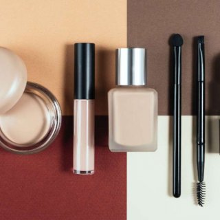 Verschiedene Make-up Produkte auf farbigem Hintergrund.