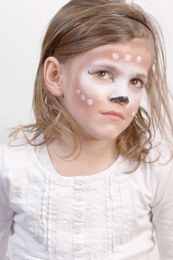Kinderschminken: 5-jähriges Mädchen mit Reh-Gesicht