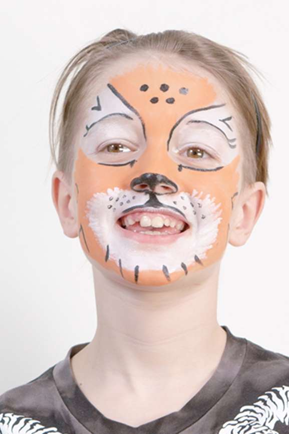 Kinderschminken: Kleiner Junge mit Tiger-Gesicht