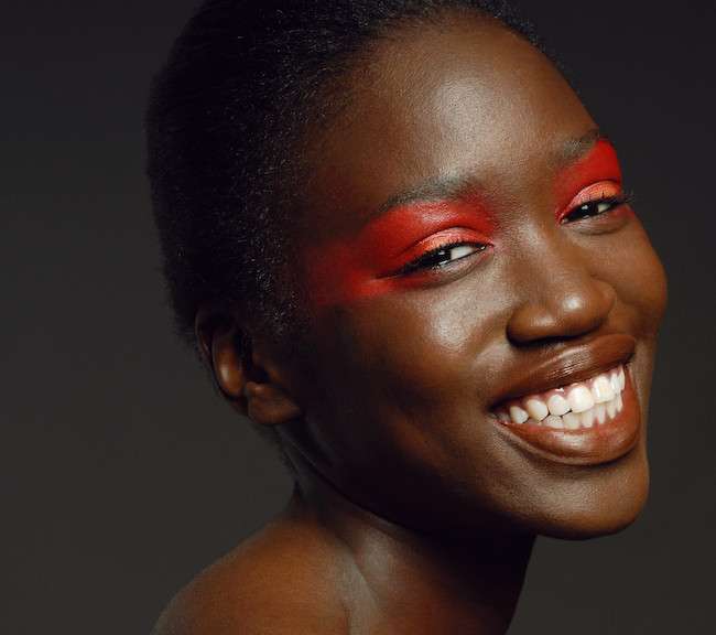 Afro-Amerikanerin mit wunderschönem roten Augen-Make-up