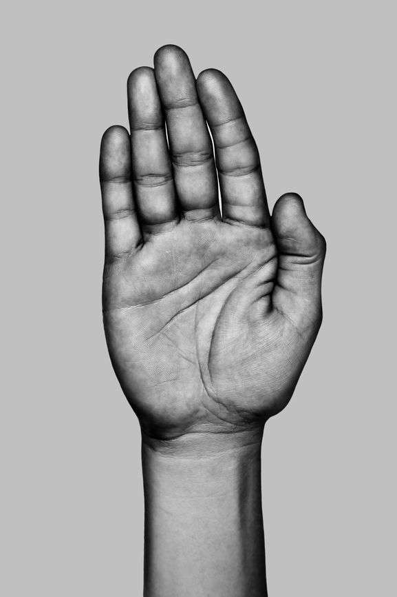 Schwarz-weiß-Foto einer kräftigen Männerhand