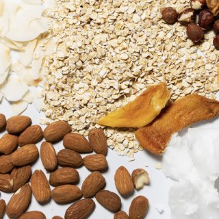 Zutaten fürs Müsliriegel selber machen: Nüsse, Haferflocken, getrocknete Früchte und Co