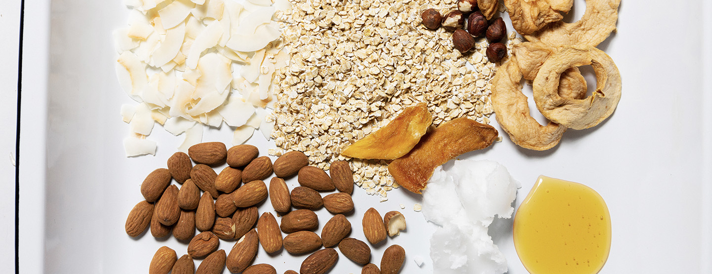 Zutaten fürs Müsliriegel selber machen: Nüsse, Haferflocken, getrocknete Früchte und Co