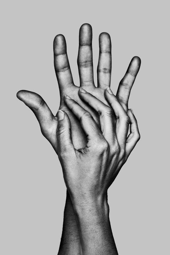Schwarz-weiß-Bild einer Männer- und einer Frauenhand, eineinander verschränkt