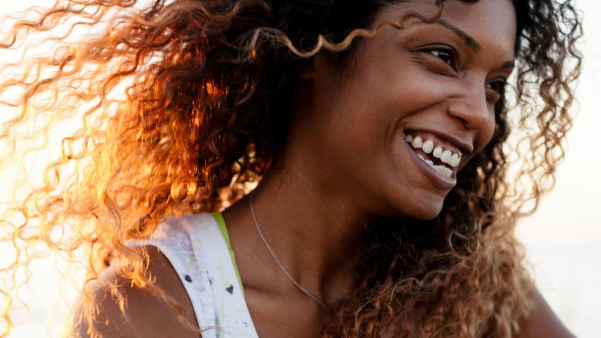 Diese fünf Schönheitstipps sollte jede Frau kennen: Eine Afroamerikanische Frau die herzhaft Lacht