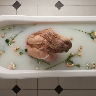 DIY-Beautyprodukte mit Hausmitteln: Bad in Milch oder Meersalz gefällig?