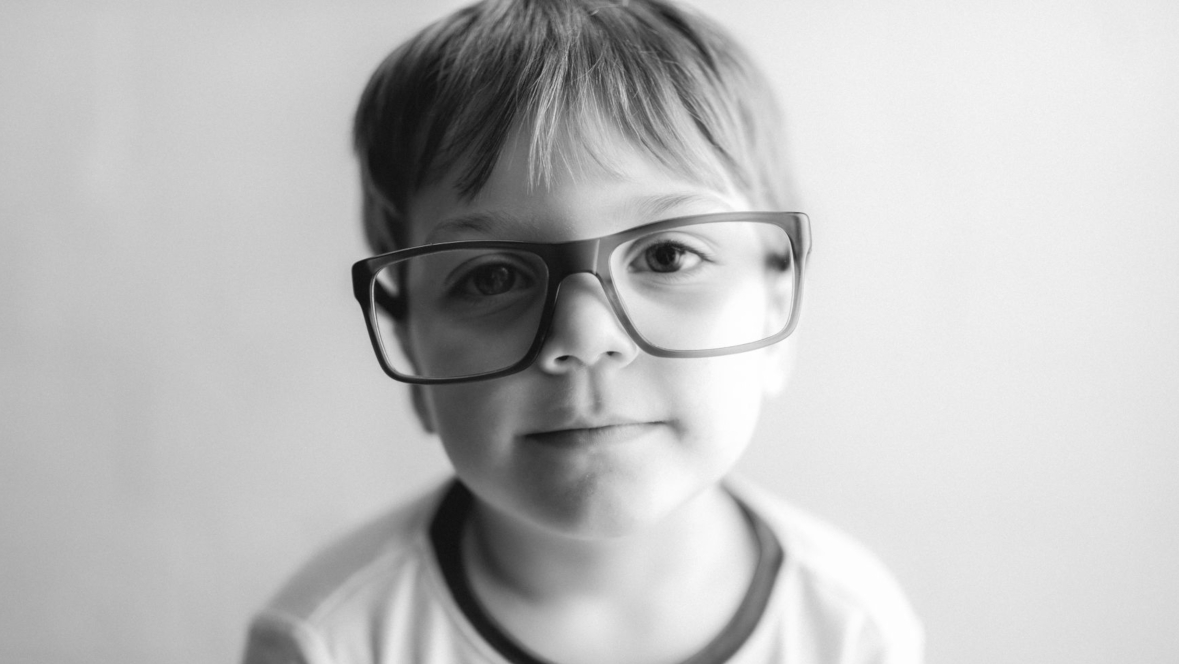 Brille schon als Kind: Maßnahmen gegen Kurzsichtigkeit bei Buben und Mädchen