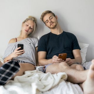 Phubbing: Mit dem Smartphone in der Hand stößt man den Partner in der Beziehung oft vor den Kopf.