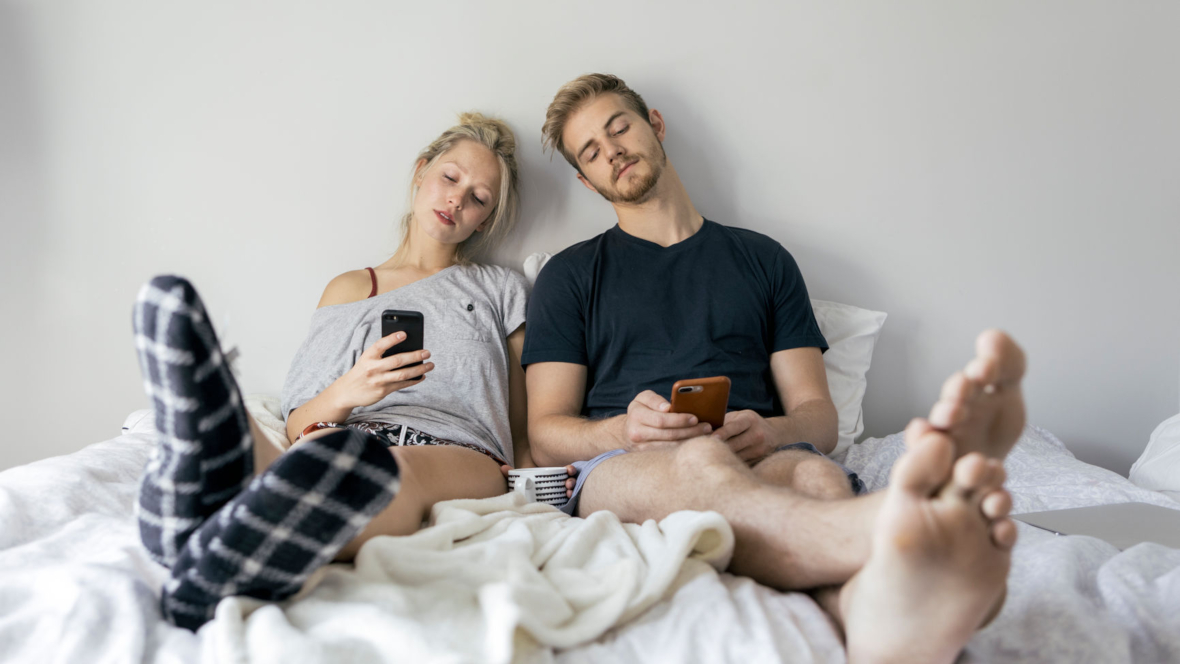 Phubbing: Mit dem Smartphone in der Hand stößt man den Partner in der Beziehung oft vor den Kopf.