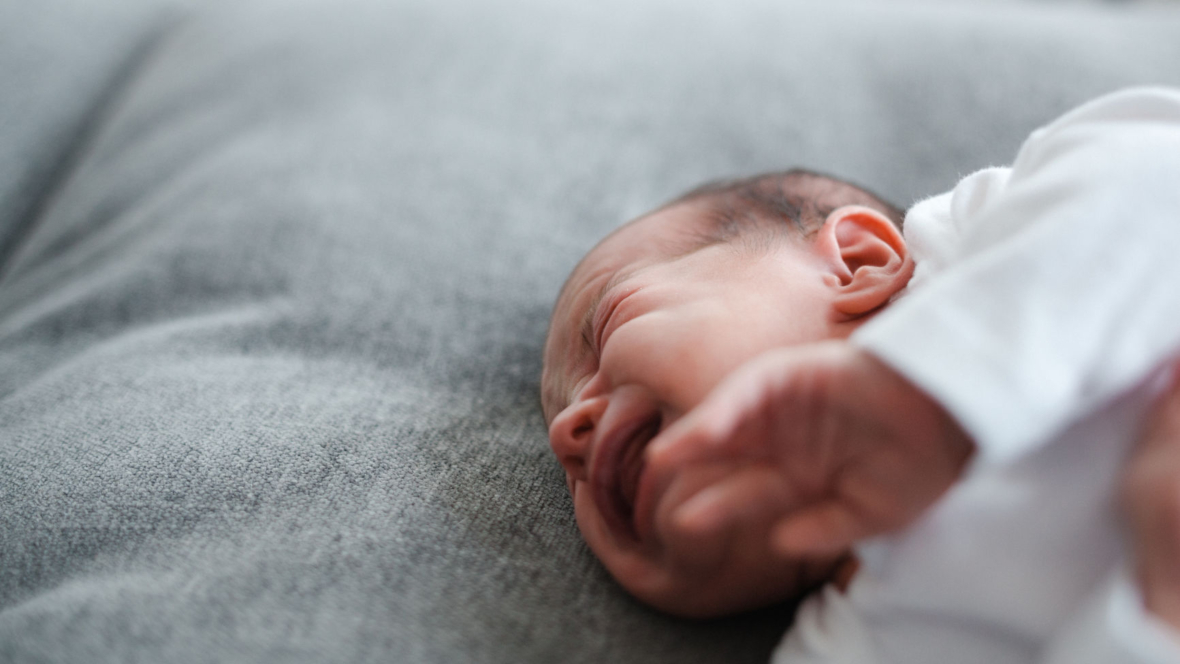 Die Ursachen und was Sie tun können, wenn Ihr Baby schreit (oder das, auf das Sie aufpassen).