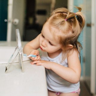 Eine Momfluencerin verrät Tipps, wie das Zähne putzen mit Kindern klappen kann.