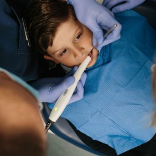 Zahnschmerzen, Verfärbungen und Löchern vorbeugen - ab wann Sie mit ihrem Kind zum Zahnarzt müssen