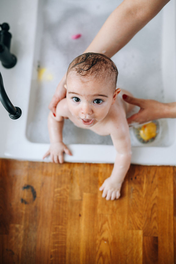 Baden und cremen - Wieviel Babypflege ist genug?