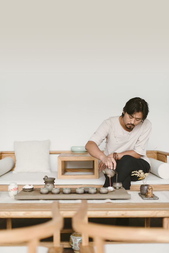 Teezeremonie mit Mann am Sofa in japanischem Stil