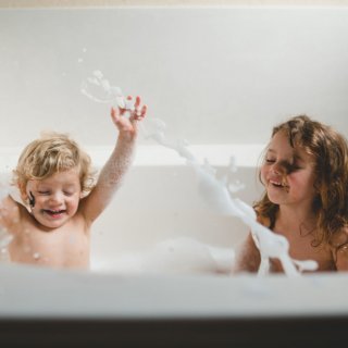 Ihre Kinder weinen beim Haare waschen? Mit diesen Tricks nicht mehr.