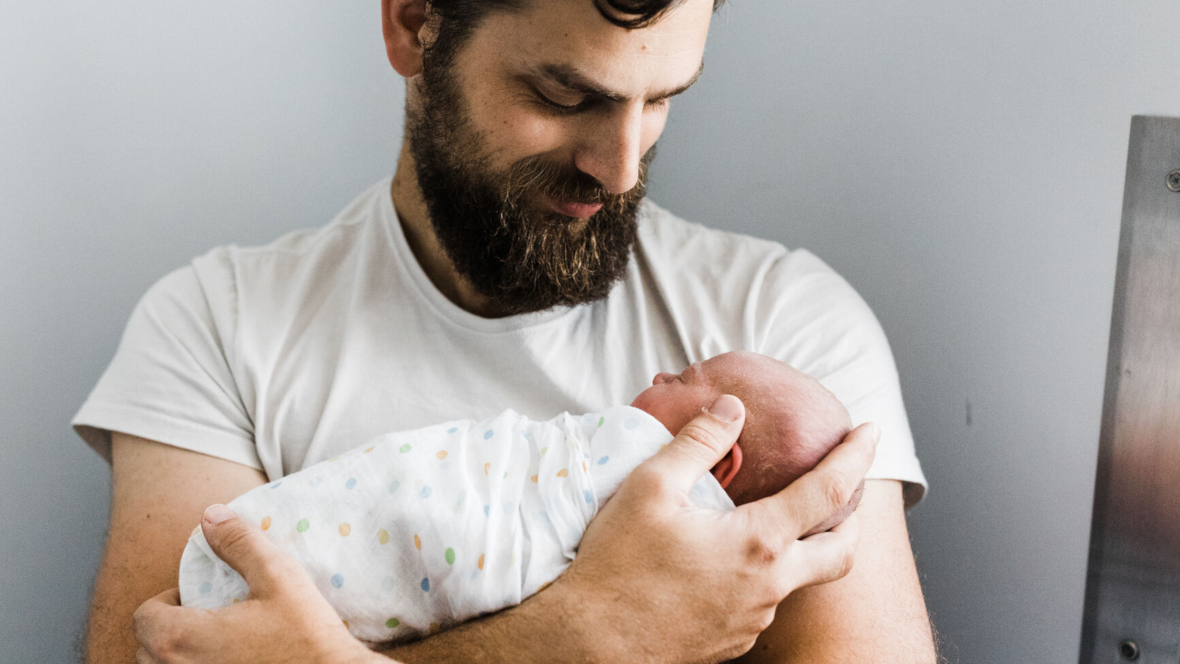 Mann mit Säugling im Arm - jetzt ist die Angst vor der Geburt vorbei.
