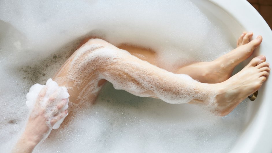 Ein warmes Bad zu nehmen tut Körper und Seele gut und hilft deshalb nicht nur bei einer Erkältung.