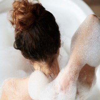 Ein warmes Bad hilft nicht nur bei einer angehenden Erkältung, sondern auch bei diesen Zuständen.