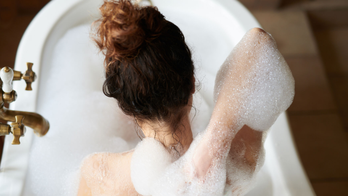 Ein warmes Bad hilft nicht nur bei einer angehenden Erkältung, sondern auch bei diesen Zuständen.