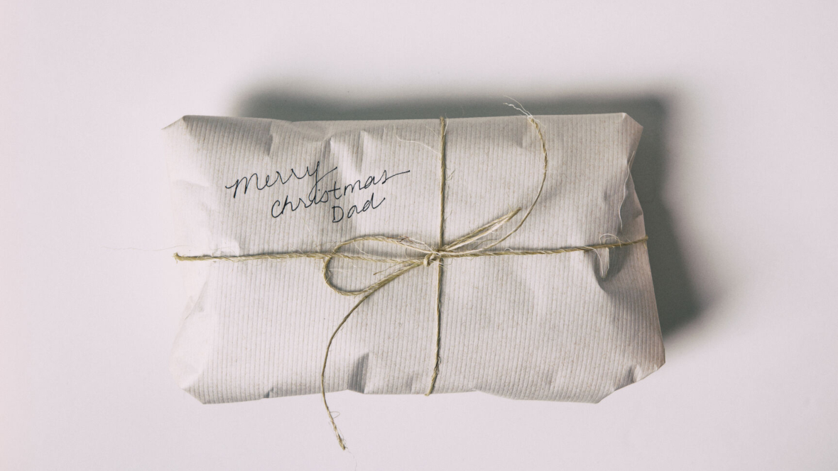 Weihnachtsgeschenk für Männer in Packpapier eingewickelt