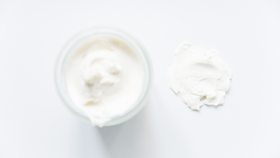 Cremes mit Antioxidantien sollen die Haut schöner machen. Wie das geht verraten wir Ihnen.