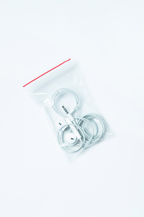 In-Ear-Kopfhörer im Plastikbeutel - kann man damit Strom sparen?