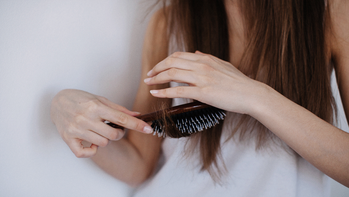 Viel Bürsten hilft, Haare ohne Hitze zu glätten. Noch mehr Tipps lesen Sie hier.