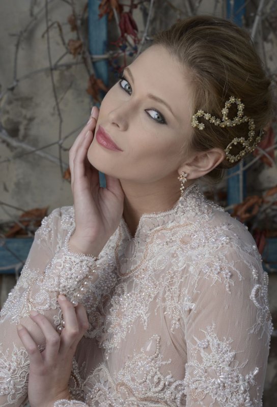 Model im Brautkleid mit Spitzenoberteil von Solaine Piccoli Vienna