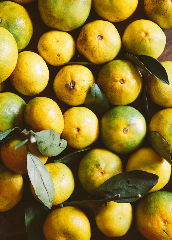 Zitronen enthalten viel Vitamin C - und verhelfen uns damit zu strahlender Haut.