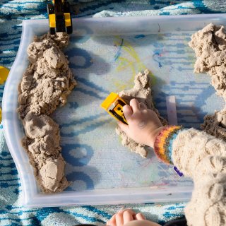 Spiele für Kinder: Mit Indoorsand und Spielzeugautor auf Tablett spielen