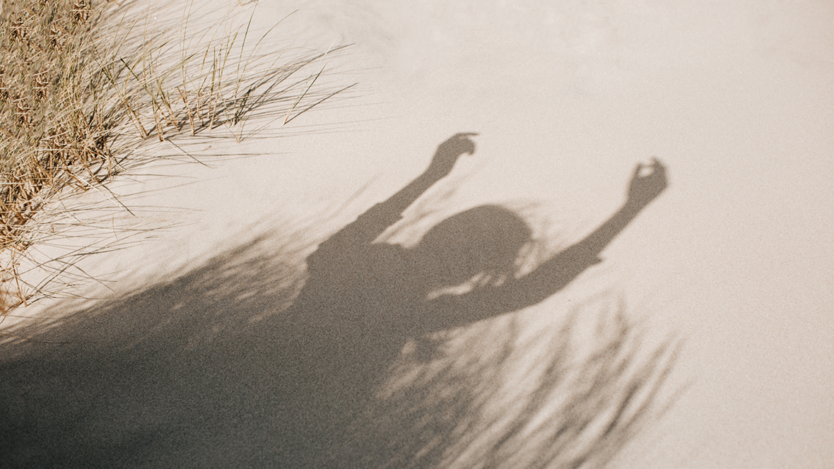 Schattenumriss einer Frau in Sanddünen