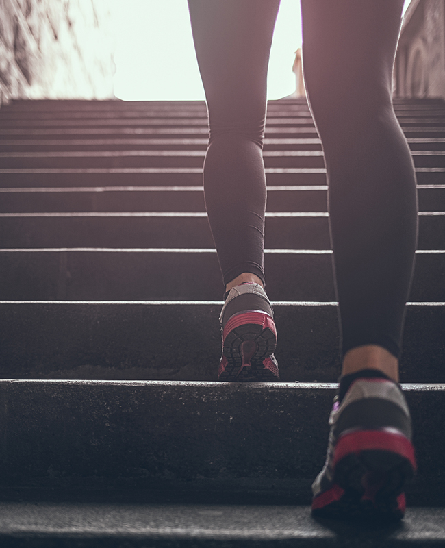 Treppen hoch zu laufen ist anstrengend und birgt Gefahren: Das müssen Anfänger beim Laufen beachten.