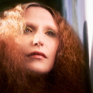 Close-up Frau mit roten Frizz-Haaren