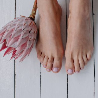 Im Sommer sieht jeder Ihre Füße. Deshalb ist Fußpflege jetzt umso wichtiger.
