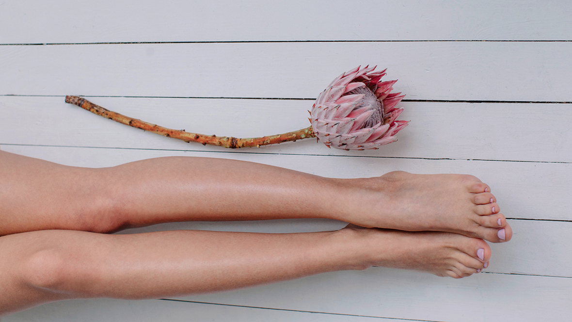 Schöne Füße im Sommer sind eine Frage der richtigen Pflege. Mit diesen Tipps klappt's.