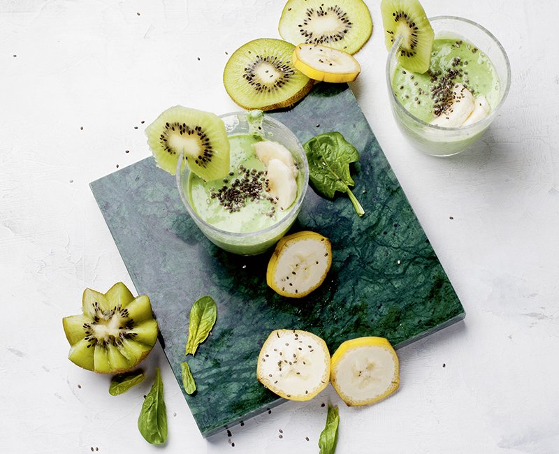 Grüner Chia-Smoothie mit Banane und Kiwi