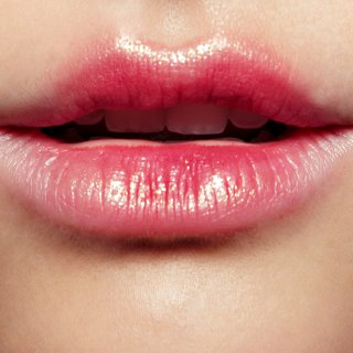 Blurred Lips sind sanft verschmierte Lippen - ein Look, der von Laufsteg kommt.