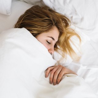 Manche schlafen besser alleine - und das sollten sie auch tun.
