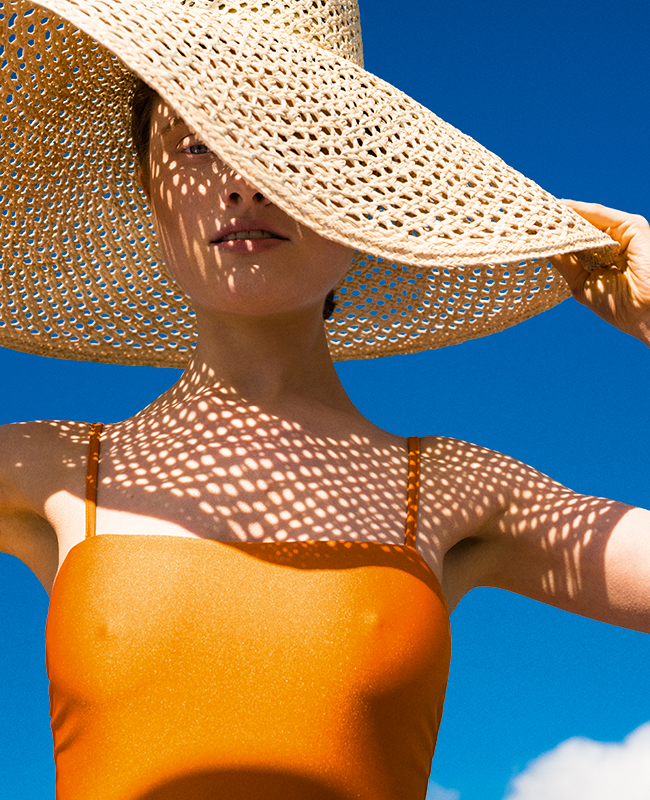 Ein breitkrempiger Hut schützt Gesicht und Haare im Sommer vor schädlicher UV-Strahlung.