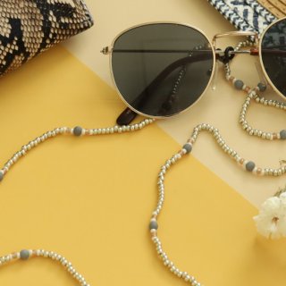 Sonnenbrille mit selbst gebastelter Perlenkette