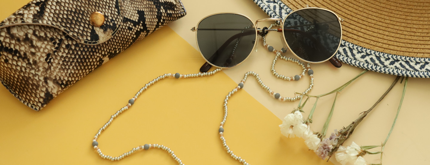 Sonnenbrille mit selbst gebastelter Perlenkette