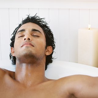 Entspannen bei Vollbad und Kerzenlicht: Tipps fürs Home Spa für Männer