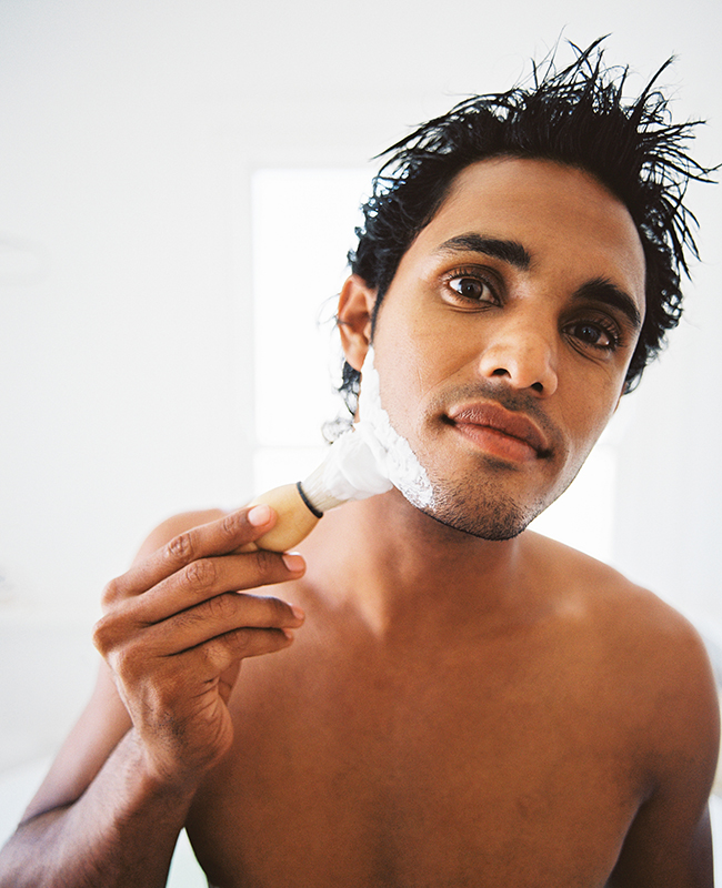 Männerpflege mit Rasurschaum und -pinsel
