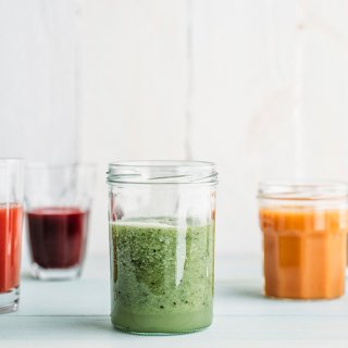 Gesund: Gläser mit grünen, roten und orangen Smoothies - wir haben die Rezepte dazu.